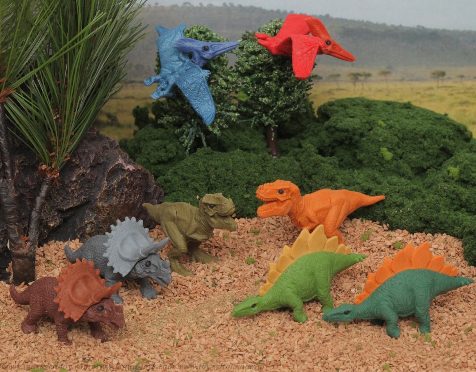 (IWAKO)(ER-KYR001)-made in JAPAN-Dinosaur Erasers(Display Box can be changed)